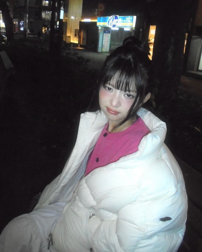 Rei IVE adalah salah satu idol yang gemar memamerkan berbagai blush on yang ia kenakan. Ia mengaplikasikan blush on berwarna pink ke kedua pipinya, dan menambahkan warna halus pada batang dan ujung hidung./ Foto: Elle Korea