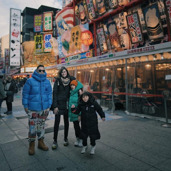 <p>Ringgo Agus dan Sabai Dieter juga diketahui sedang berada di Jepang bersama kedua anak laki-lakinya. Ayah dua anak ini pun mengabadikan momen liburan mereka saat jalan-jalan di Shinsekai Tower, Osaka. (Foto: Instagram@ringgoagus)</p>