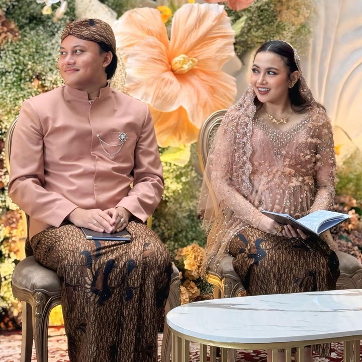 <p>Di acara syukuran tujuh bulan kehamilan ini, Mahalini dan Rizky Febian kompak mengenakan pakaian adat Sunda bernuansa warna cokelat. Pakaian senada juga dikenakan oleh keluarga besar keduanya, Bunda. (Foto: Instagram @aaliyah.massaid)</p>