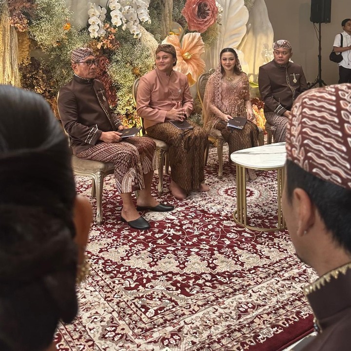 <p>Pasangan artis Rizky Febian dan Mahalini baru saja menggelar acara syukuran tujuh bulan kehamilan pertama. Acara ini digelar tertutup dan hanya dihadiri keluarga dan kerabat dekat, Bunda. (Foto: Instagram @yurayunita)</p>