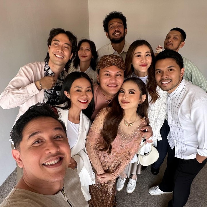 <p>Dalam acara ini, rekan artis yang juga sahabat Rizky Febian dan Mahalini turut hadir. Beberapa di antaranya adalah penyanyi Vidi Aldiano dan sang istri Sheila Dara, Yura Yunita dan sang suami Donne Maula, serta pasangan Aaliyah Massaid dan Thariq Halilintar. (Foto: Instagram @yurayunita)</p>