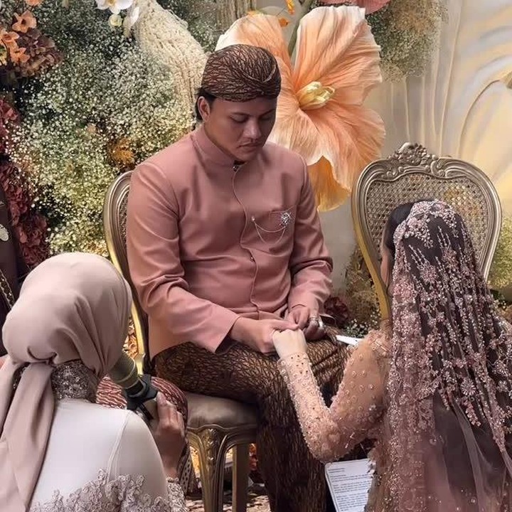 <p>Acara tujuh bulan kehamilan Mahalini ini digelar melalui beberapa tahapan. Salah satunya adalah prosesi sungkeman yang dilakukan Mahalini ke suaminya. Sungkeman dilakukan untuk memohon doa restu agar kehamilan lancar dan bayi yang dikandung sehat. (Foto: Instagram @yurayunita)</p>