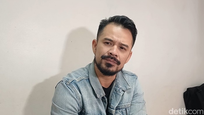 Roby Tremonti sempat jadi sorotan karena ia mengaku pernah menikah dengan Aurelie pada tahun 2011. Namun, aktris berusia 32 tahun tersebut membantah adanya pernikahan.