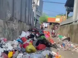 Viral Sampah Plastik Berserakan Tutupi Jalan di Kupang