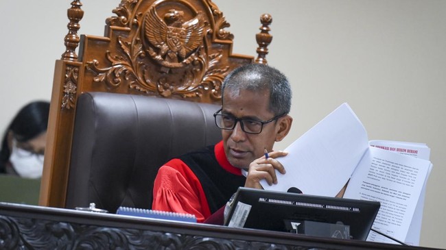 Hakim Mahkamah Konstitusi (MK), Saldi Isra merespons dengan candaan soal tudingan salah satu hakim konstitusi sempat menerima suap Rp3 miliar pada Pilkada 2020.