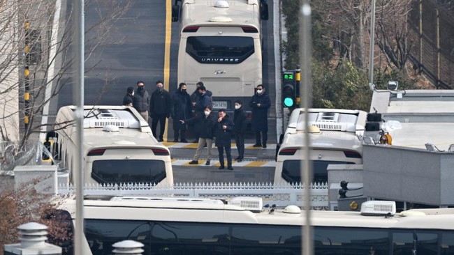 Kediaman Presiden Yoon dijaga ketat, dipasang kawat berduri hingga diblokade bus seakan menghalangi siapapun yang coba menerobos.