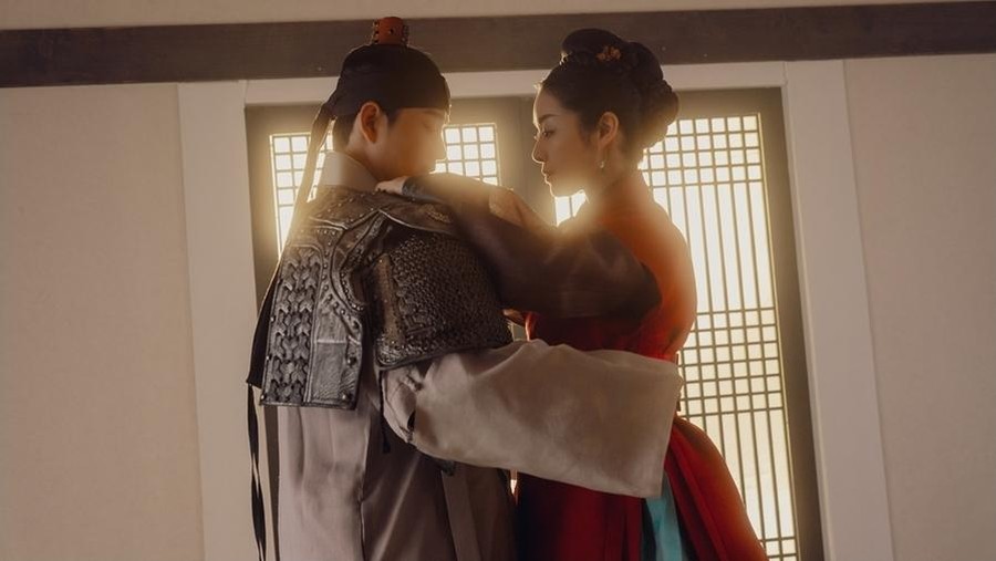 The Queen Who Crowns The Queen Who Crowns