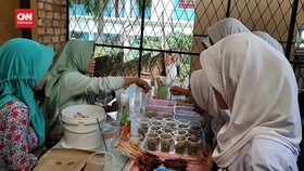VIDEO: Makan Bergizi Gratis Terlambat Datang, Siswa Serbu Kantin