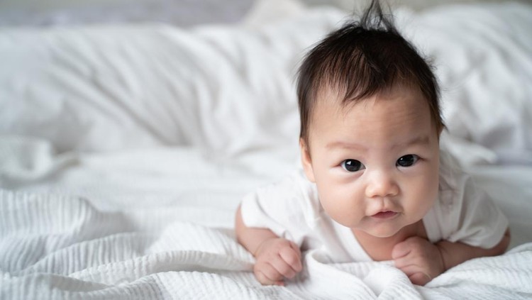 Usia Berapa Kepala Bayi Bisa Tegak saat Tummy Time?