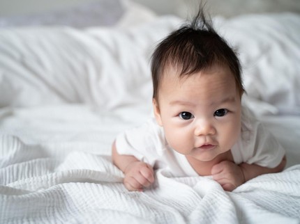 Usia Berapa Kepala Bayi Bisa Tegak saat Tummy Time?