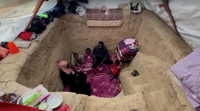 Pilu, Seorang Ayah di Gaza Gali Lubang di Bawah Tenda Demi Lindungi Keluarganya dari Serangan Israel