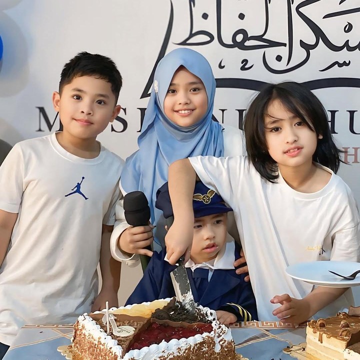 <p>Perempuan 35 tahun itu tampaknya tak pernah absen untuk membagikan pengalamannya selama hampir lima bulan tinggal di Mesir. Melalui <em>postingan</em> terbarunya di Instagram, Oki mengaku bersyukur karena anak-anaknya mudah beradapasi. (Foto: Instagram@okisetianadewi)</p>