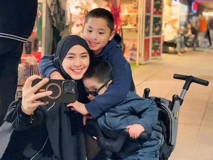 7 Potret Terbaru Oki Setiana Dewi Setelah 5 Bulan Menetap di Mesir, Bersyukur Anak-anak Mudah Adaptasi