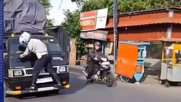img-title Viral Anggota Dishub di Depok Nemplok di Mobil Pikap Saat Lagi Razia