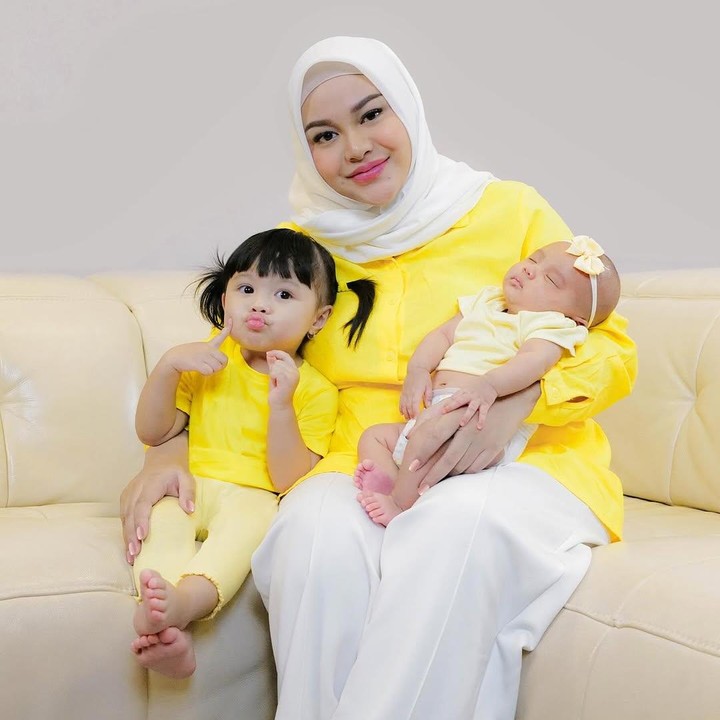 <p>Aurel Hermansyah melahirkan dua putrinya di tanggal yang cantik. Anak pertamanya, Ameena Hanna Nur Atta, lahir pada 22 Februari 2022 atau 22.2.22. Sementara itu, si bungsu Azzura Humaira Nur Atta lahir pada 11 November 2023 atau 11.11.23. (Foto: Instagram @aurelie.hermansyah)</p>