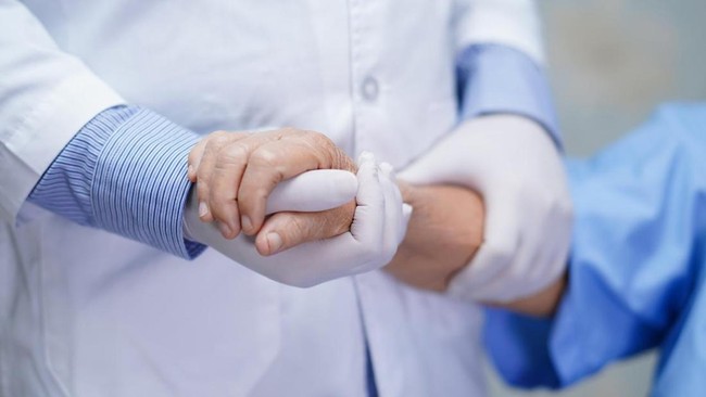 AXA Mandiri mencatatkan pencairan klaim dan manfaat sebesar Rp6,6 triliun hingga akhir September 2024, menunjukkan komitmen melindungi nasabah.