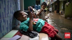 FOTO: Banjir di Sejumlah Wilayah Jakarta karena Hujan Semalam Suntuk
