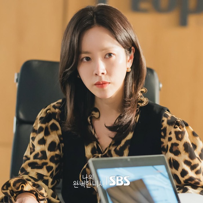 Belum lama ini, Han Ji Min kembali menyapa penggemar lewat drama Korea perdananya di tahun 2025, Love Scout. Dalam drama office romance ini, ia tampil menawan dengan perannya sebagai seorang CEO bernama Kang Ji Yoon./ Foto: instagram.com/sbsdrama.official