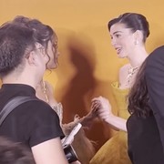 Duo Diva! Begini Momen Akrab Anne Hathaway dan Cinta Laura saat Ketemu di Acara Bulgari