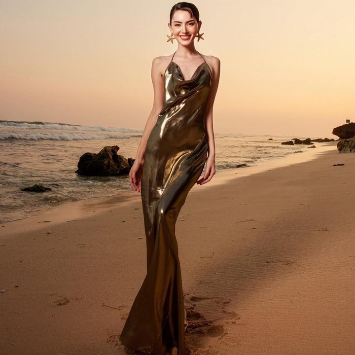 <p>Davika Hoorne pernah berada di urutan ke-89 daftar wajah tercantik di dunia versi TC Candler tahun 2016. Pada tahun 2023, artis multitalenta ini mengunjungi Bali untuk berlibur dan mengikuti sebuah upacara penyucian, Bunda. (Foto: Instagram @davikah)</p>
