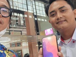 Cerita Ehwan Ketinggalan HP di KRL, Ketemu Usai Dibantu Petugas Stasiun