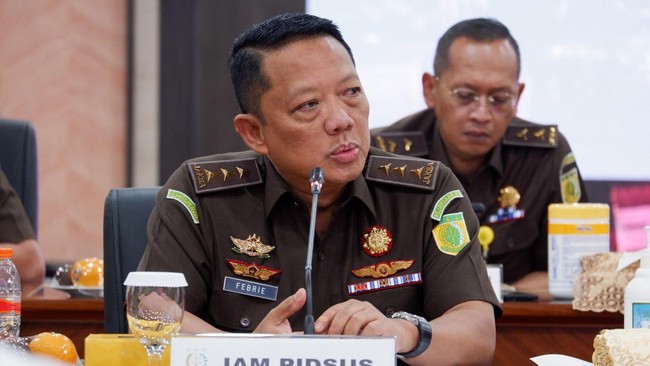 Kejagung dicecar komisi III DPR soal penetapan tersangka Direktur TV Swasta terkait obstruction of justice (OOJ) dalam kasus timah dan gula.