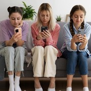 Mengenal Istilah 'Nomophobia', Si Paling Nggak Bisa Hidup Tanpa HP