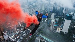Atlet Base Jumping Frederic Fugen Lompat dari Gedung Tertinggi di Jakarta