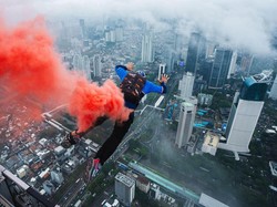 Atlet Base Jumping Frederic Fugen Lompat dari Gedung Tertinggi di Jakarta