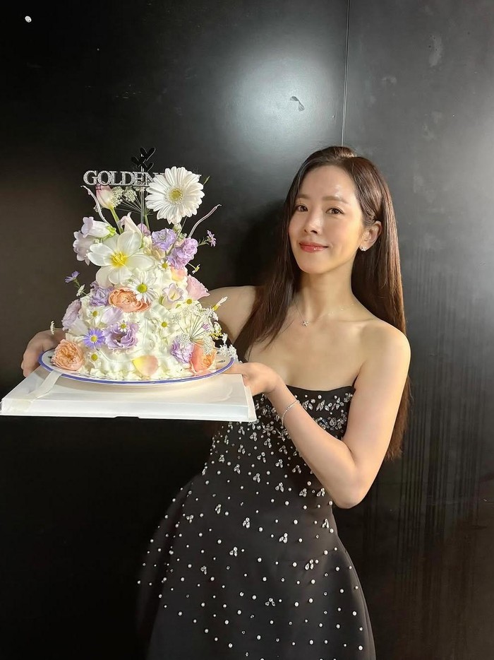 Han Ji Min merupakan salah satu aktris Korea Selatan yang telah menekuni dunia seni peran sejak 2003 silam. Tak heran, puluhan drama populer dan film layar lebar sudah dibintanginya./ Foto: instagram.com/roma.emo