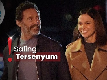 Hugh Jackman-Sutton Foster Gandengan Mesra di Santa Monica, California