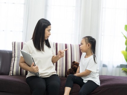 7 Kesalahan Orang Tua yang Sebabkan Anak Menjadi Insecure