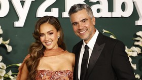 Jessica Alba dan Cash Warren Sepakat Cerai Usai 17 Tahun Menikah