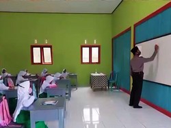 Dedikasi Iptu Munadi Bangun Madrasah Pakai Lahan Pribadi