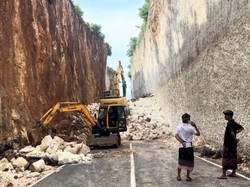 Video Objek Wisata Tanah Barak Bali Longsor, Batu Besar Menutup Jalan
