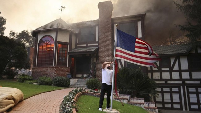FOTO: Los Angeles Tetapkan Status Darurat Kebakaran Hutan