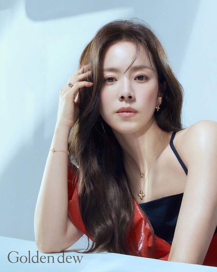 Mengawali karier sebagai model iklan dan video musik, kini Han Ji Min dikenal sebagai bintang papan atas yang mampu memerankan berbagai karakter dengan apik. Bahkan, ia juga langganan beradu akting dengan jajaran aktor ternama./ Foto: instagram.com/roma.e