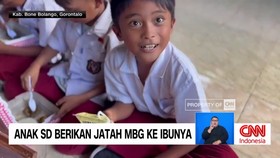 VIDEO: Momen Anak SD Berikan Jatah MBG ke Ibunya