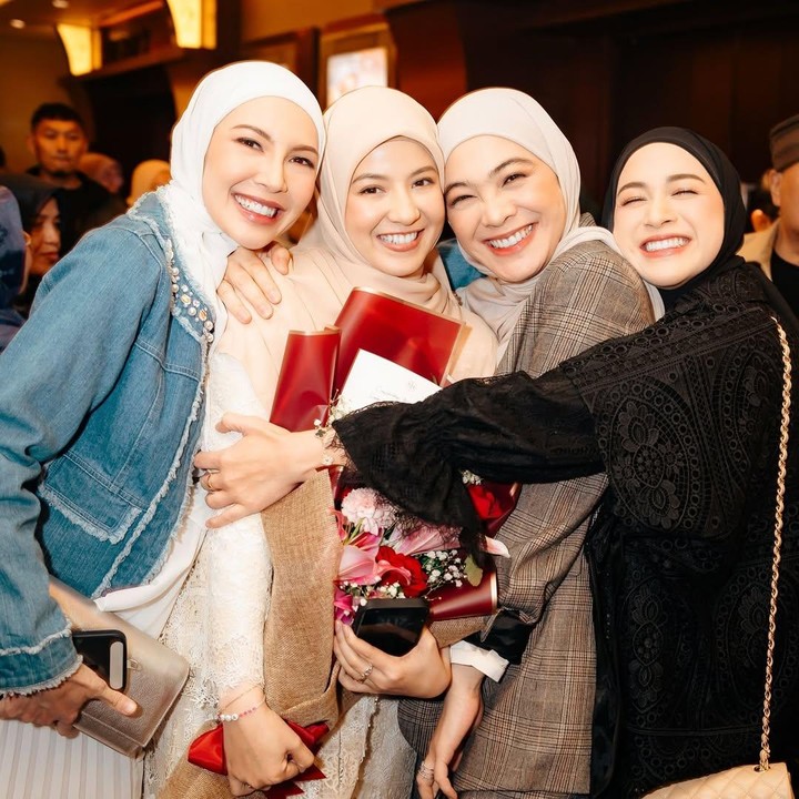 <p>Kembalinya Natasha dalam berakting juga mendapat dukungan dari orang-orang terdekat. Bahkan, para sahabatnya juga kompak hadir dengan membawakan buket bunga saat <em>premiere</em> berlangsung. (Foto: Instagram@natasharizkynew)</p>