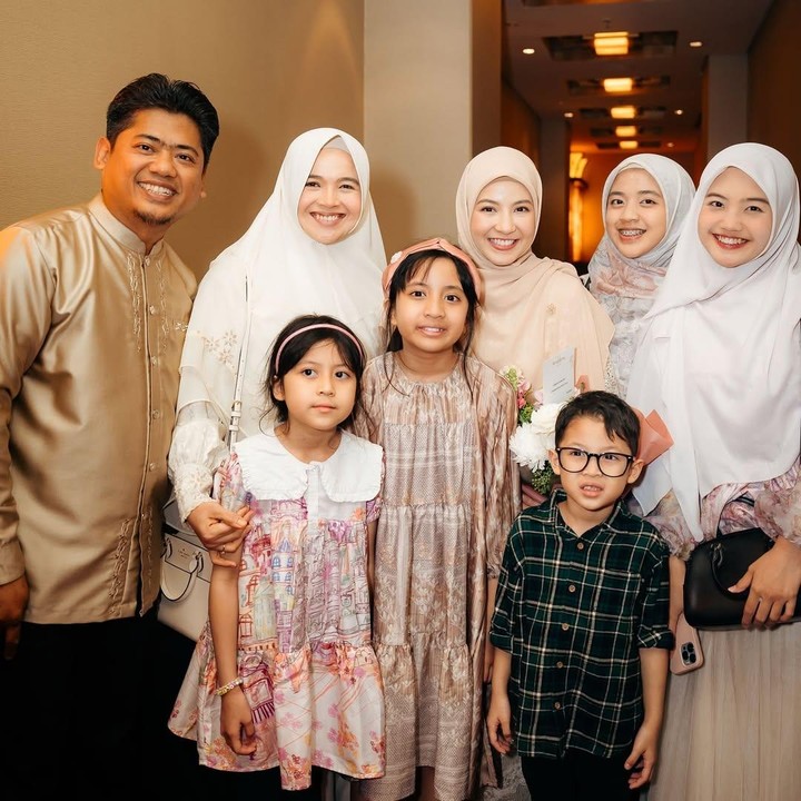 <p>Tak hanya itu, ketiga anaknya pun hadir mendukung sang Bunda. "Dan pastinya untuk keluargaku, sahabat-sahabatku, dan semua yang sudah hadir di <em>premiere Keajaiban Air Mata Wanita</em>," ujar Natasha. (Foto: Instagram@natasharizkynew)</p>