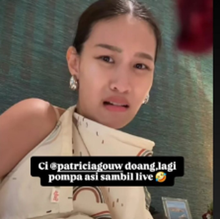 <p>Patricia tidak merasa malu karena berani menunjukkan dirinya sedang pumping di tempat-tempat umum. Bahkan Patricia menunjukkan ke netizen sedang pumping secara live di Instagram. Selama perjalanan menggunakan bus, Patricia tetap pumping ASI. Turun dari bus, ia memperlihatkan dirinya sedang pumping.(Foto: @patriciagouw).</p>