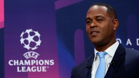 Media Belanda: Kluivert Jadi Pelatih Negara yang Amat Cinta Sepak Bola