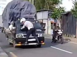 Duduk Perkara Petugas Dishub Nemplok di Pikap gegara Sopir Enggan Disetop