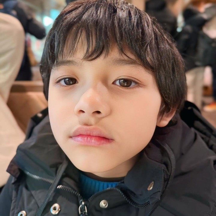 <p>Paras tampan Arsya semakin menarik perhatian netizen. Ashanty sendiri merasa wajah sang putra semakin mirip pria keturunan Jepang maupun Korea. (Foto: Instagram: @ashanty_ash)</p>