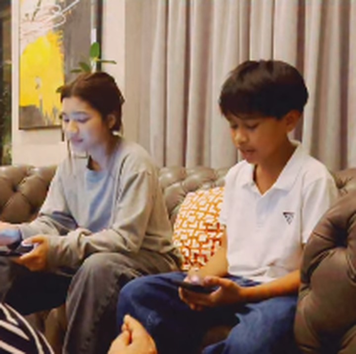 <p>"Mumpung lagi semangat, lanjut (nyanyi)<em> Lulaby of Birdland</em>: Ayesha dan Zayn," tulis Tompi seraya mengunggah video bersama kedua anaknya. (Foto: Instagram: @dr.tompi)</p>