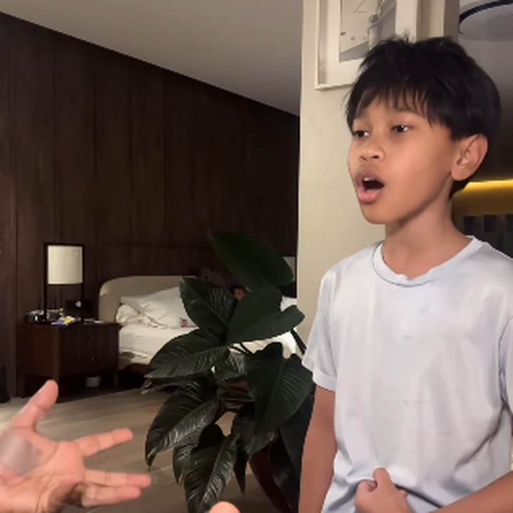 <p>Beberapa waktu lalu, Tompi mulai aktif mengunggah video bersama anak-anak melalui laman Instagram. Salah satu kegiatan yang sering dibagikan adalah latihan vokal. (Foto: Instagram: @dr.tompi)</p>