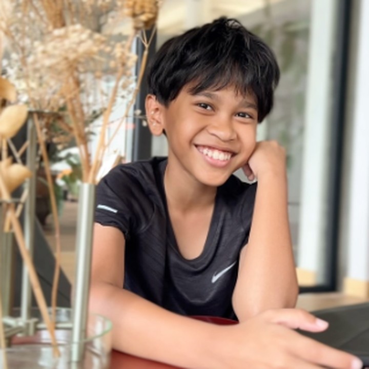 <p>Anak yang akrab disapa Zayn ini membuat netizen terpana karena memiliki suara yang sangat merdu. Zayn pun memiliki warna vokal yang mirip dengan sang Ayah. (Foto: Instagram: @dr.tompi)</p>