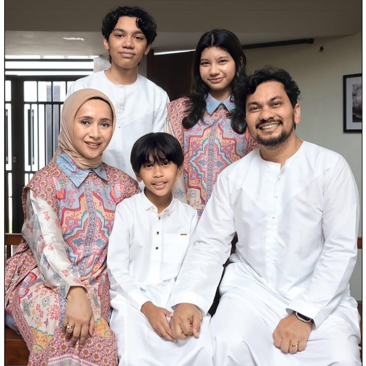 <p>Penyanyi sekaligus dokter ternama, Tompi, dikaruniai tiga orang anak setelah menikah dengan Arti Indira, Bunda. Akhir-akhir ini, si bungsu yang bernama Teuku Zakarizein turut menarik perhatian netizen. (Foto: Instagram: @dr.tompi)</p>