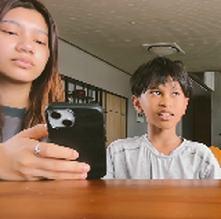 <p>Dalam beberapa kesempatan, Zayn juga kerap berduet dengan sang kakak, Cut Malaka Ayesha. Lagu-lagu yang mereka bawakan pun sesuai dengan usia misalnya<em> Lulaby of Birdland</em> dan<em> I Believe I Can Fly</em>. (Foto: Instagram: @dr.tompi)</p>
