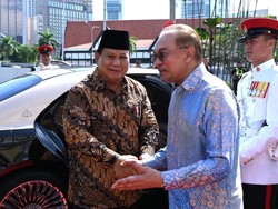 Video: Momen Keakraban Prabowo Bertemu Anwar Ibrahim di Malaysia